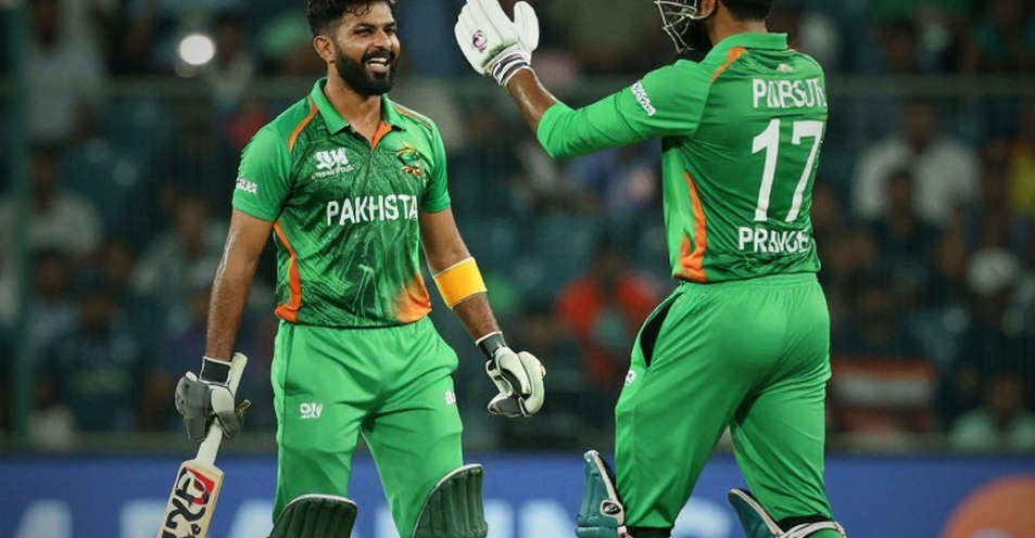 হাসান মাহমুদের নিখুঁত হ্যাট্রিক: আবু ধাবির শুকনো পিচে বাংলাদেশের স্পিন-নির্ভরতার ফাটল হাসান মাহমুদের নিখুঁত হ্যাট্রিক: আবু ধাবির শুকনো পিচে বাংলাদেশের স্পিন-নির্ভরতার ফাটল