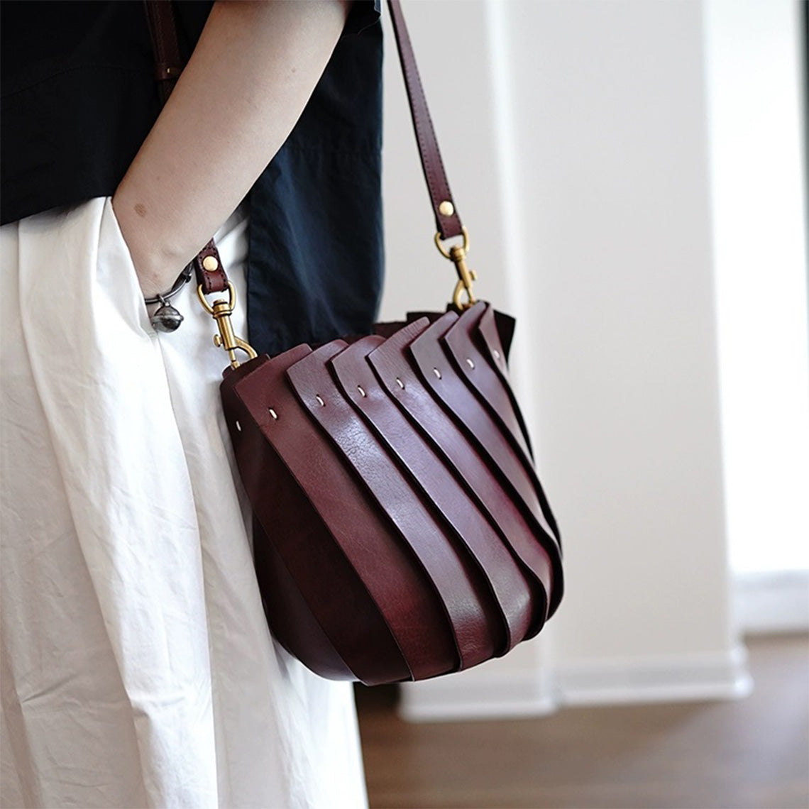 Vegetable Tanned Leather Design Shell Handbag - Image 6