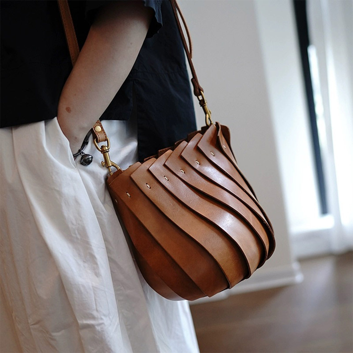 Vegetable Tanned Leather Design Shell Handbag - Image 7